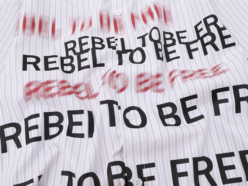 Gestreiftes Herrenhemd mit Knopfleiste und "Rebel To Be Free"-Print, lässige Passform
