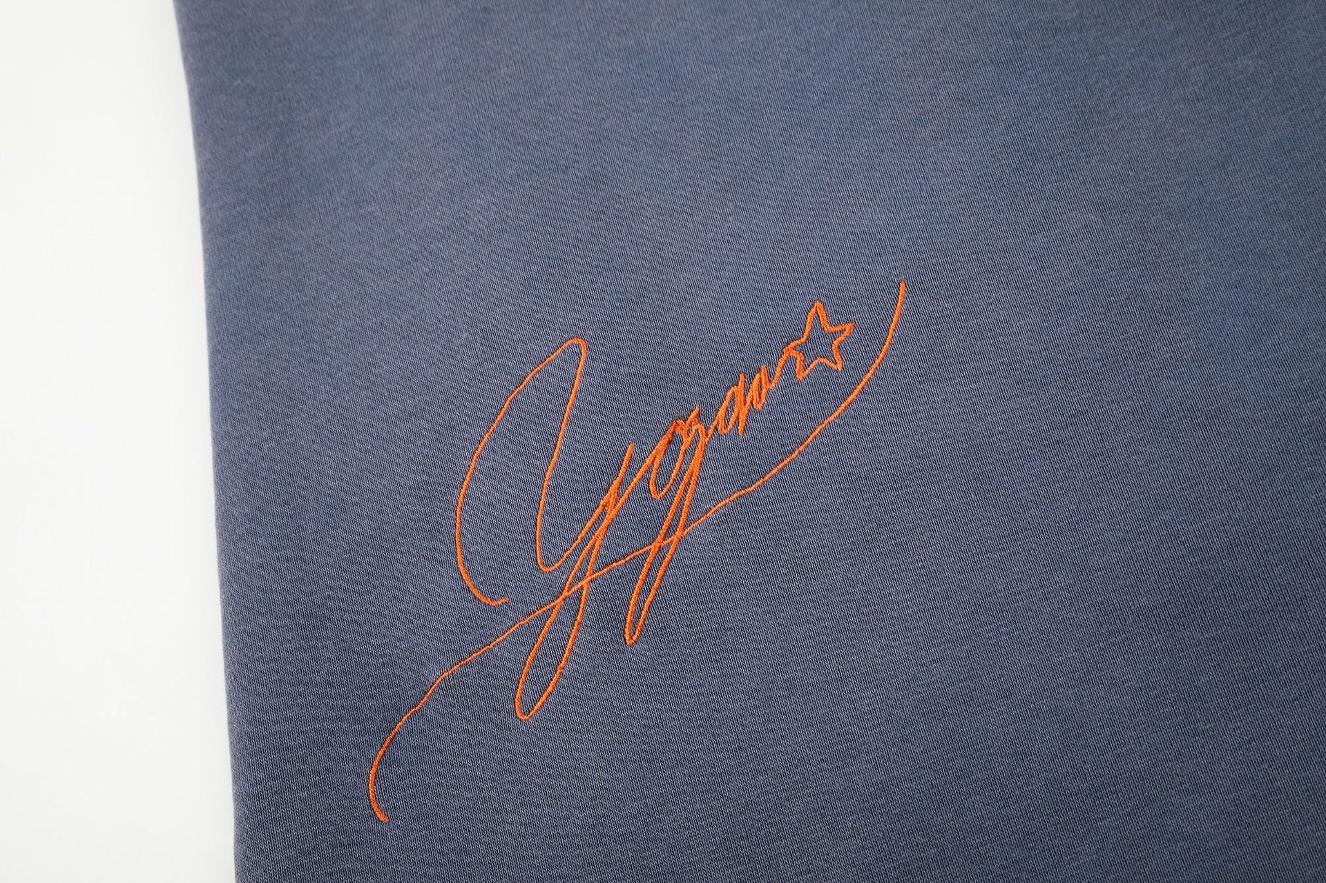 Pantalon de survêtement à jambes larges avec broderies graffiti signature et numéro 26