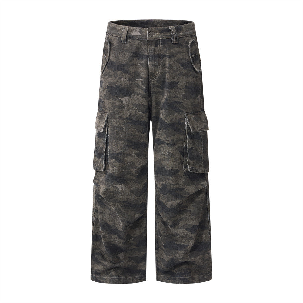 Weite, locker geschnittene Herren-Cargohose aus dunkel verwaschenem Denim mit Camouflage-Muster und funktionalem Multi-Taschen-Design, Vorder- und Rückansicht