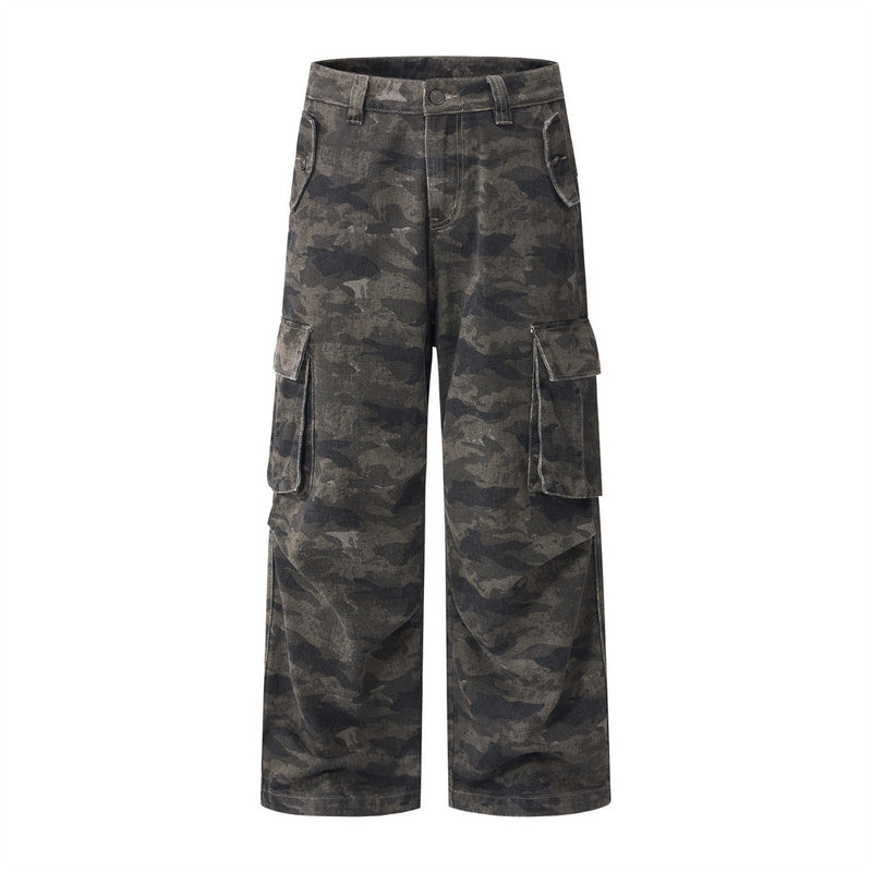 Weite, locker geschnittene Herren-Cargohose aus dunkel verwaschenem Denim mit Camouflage-Muster und funktionalem Multi-Taschen-Design, Vorder- und Rückansicht