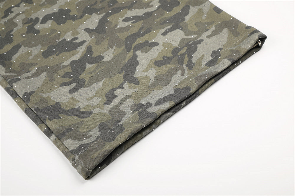 Herren-Jogginghose mit weitem Bein im Camouflage-Look und Strass-Details