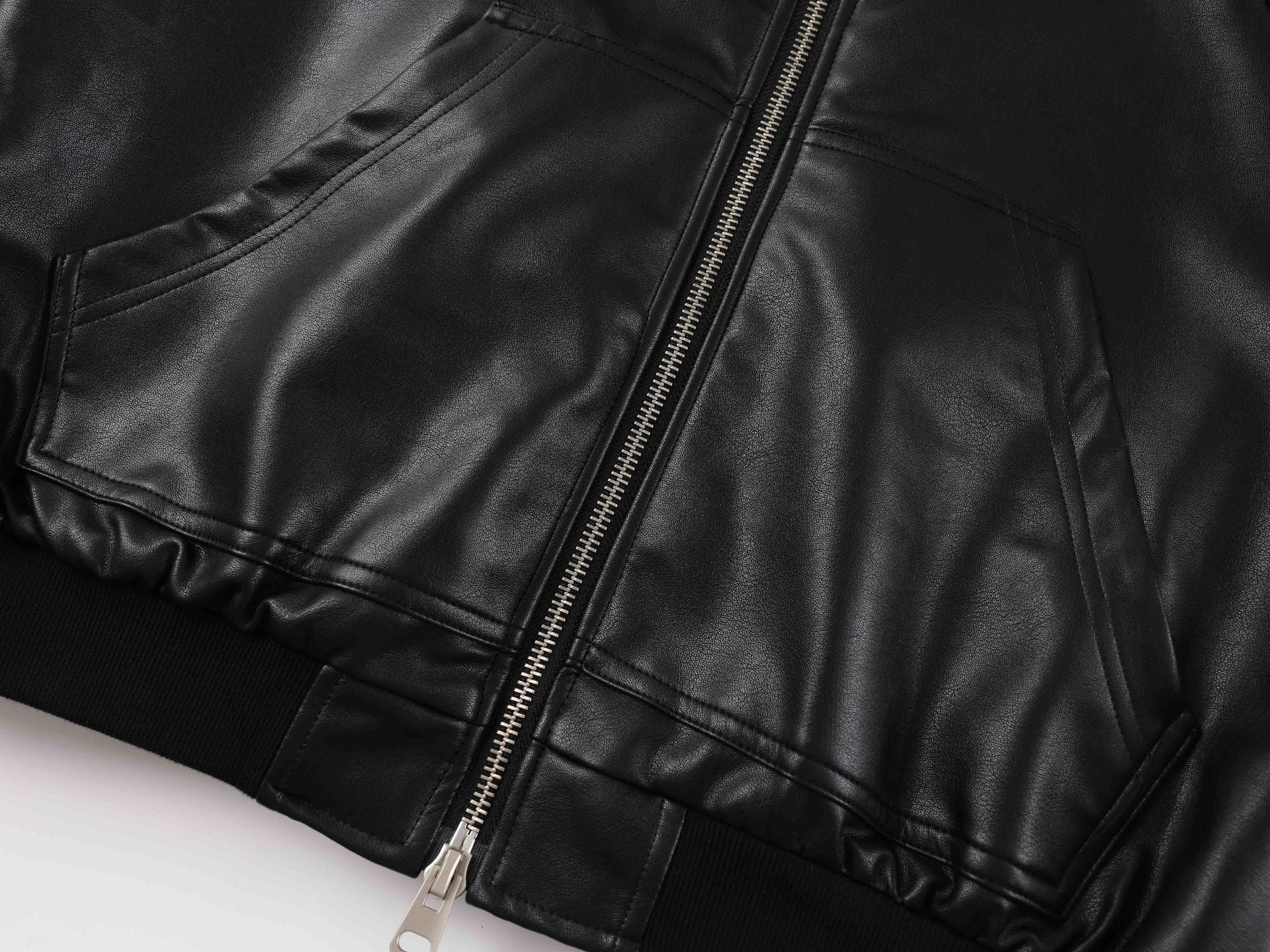 Chaqueta bomber de polipiel con capucha y forro de borreguito — Negra