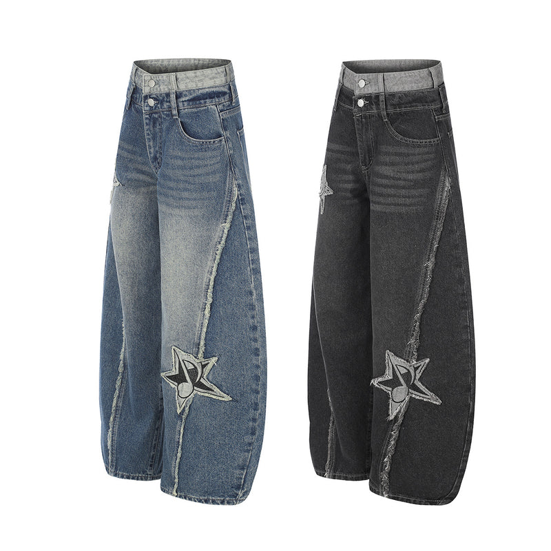 Baggy-Jeans mit weitem Bein, Stern-Patches und offenen Fransennähten