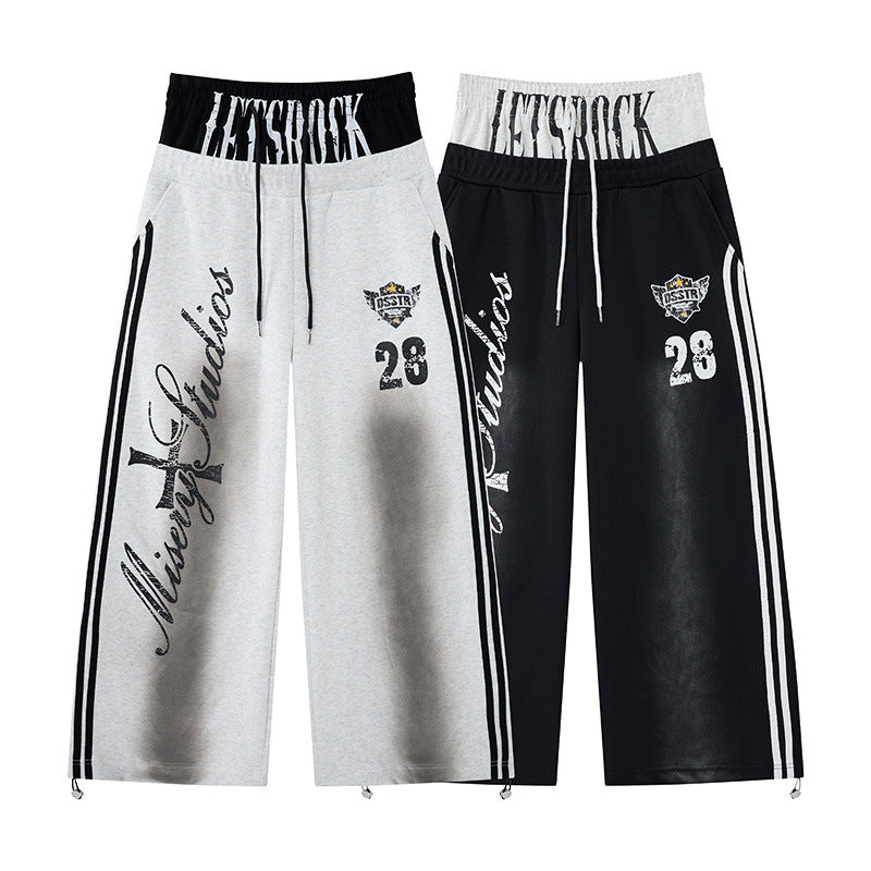 Sweatpants mit weitem Bein, farblich abgesetztem Doppelbund, Seitenstreifen und Used-Varsity-Grafikprint in Grau und Schwarz