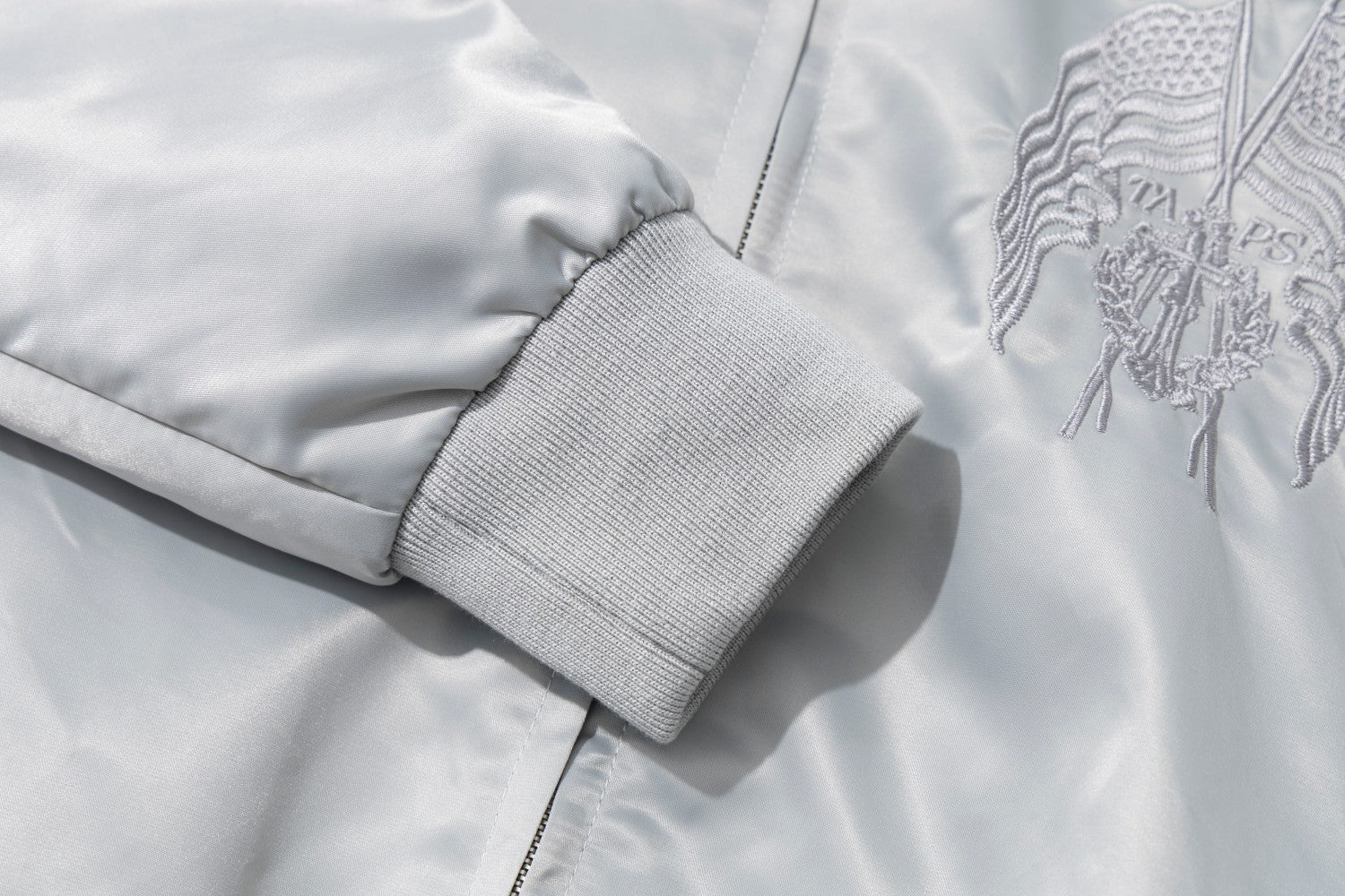 Blouson bomber satiné brodé à col montant et bandes léopard
