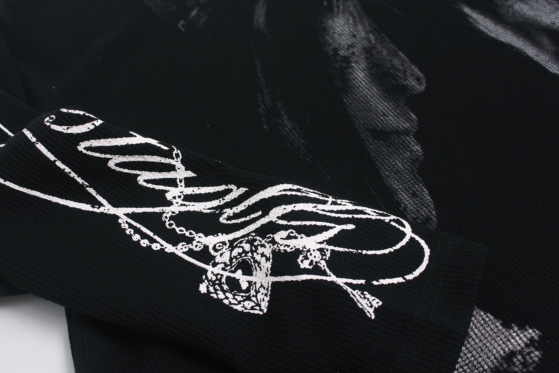 T-shirt graphique noir à manches longues avec détails cloutés et inscription