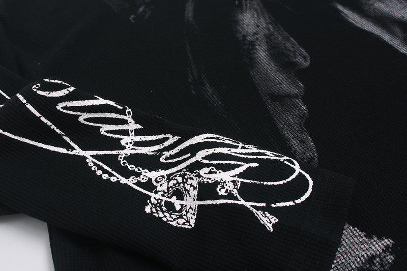 T-shirt graphique noir à manches longues avec détails cloutés et inscription