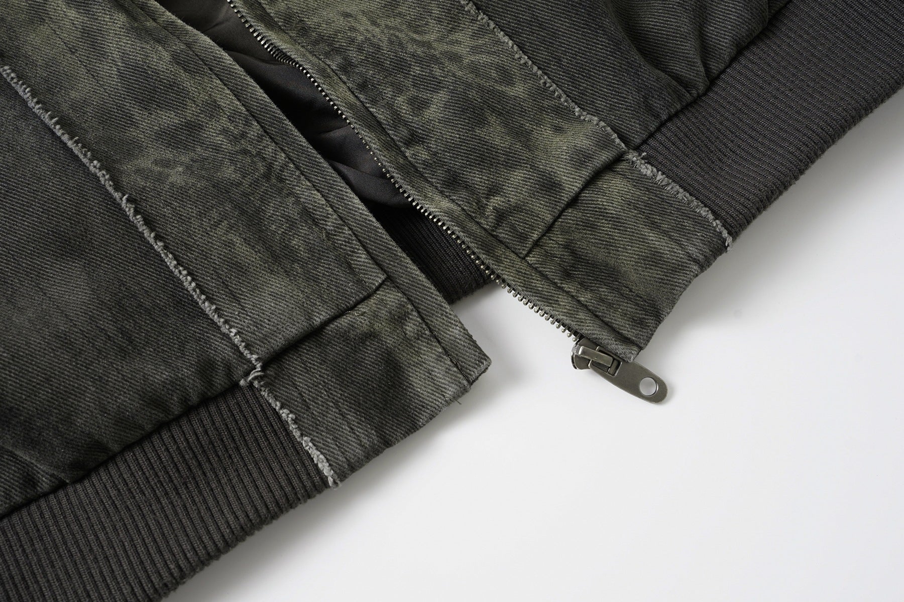 Veste bomber en jean délavé déconstruite à empiècement croisé et coutures effilochées