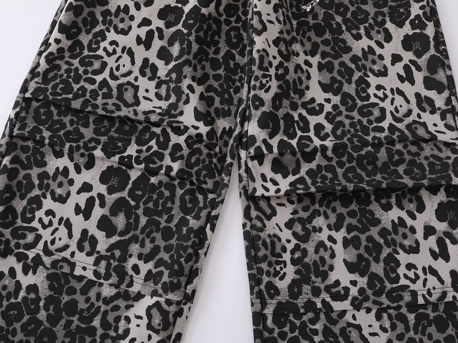 Pantalon de survêtement à jambes larges imprimé léopard avec motif tête de mort et numéro