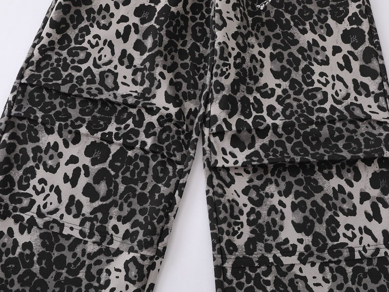 Pantalon de survêtement à jambes larges imprimé léopard avec motif tête de mort et numéro
