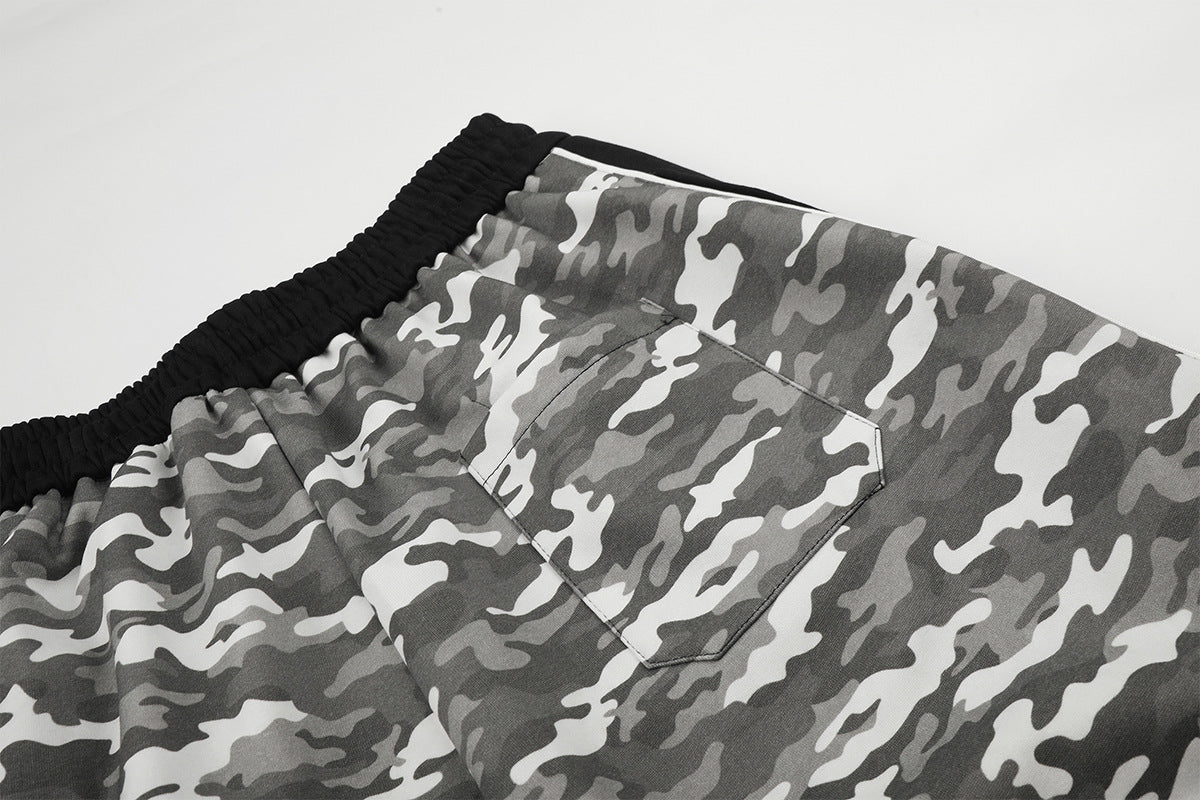 Pantalon de survêtement camouflage à jambes larges avec empiècements latéraux noirs et patch numéroté