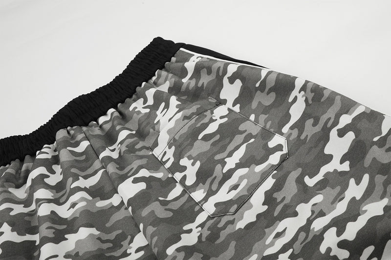 Pantalon de survêtement camouflage à jambes larges avec empiècements latéraux noirs et patch numéroté