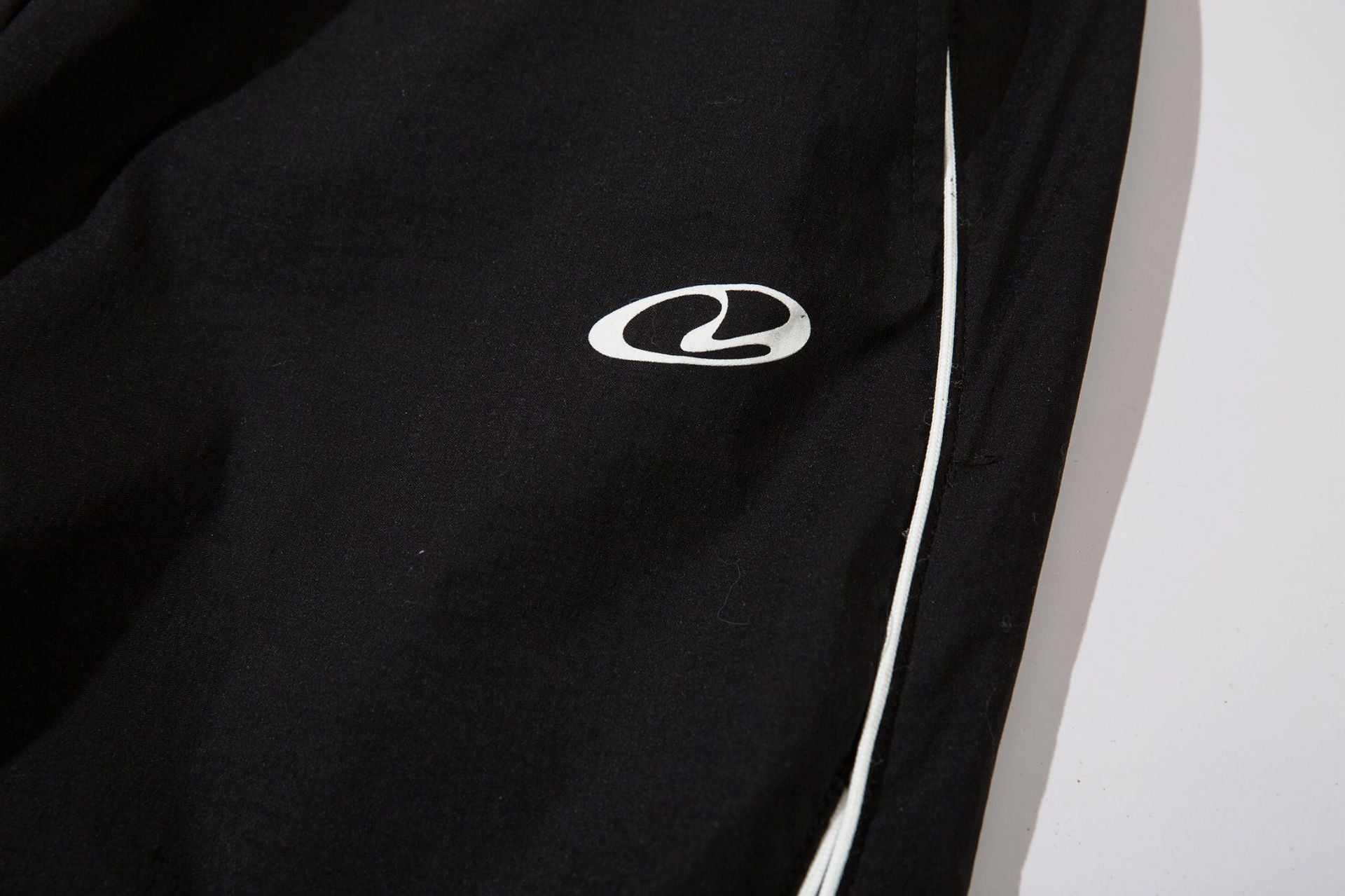 Herren-Trackpants mit kontrastierender Paspel und Colorblock-Seiteneinsätzen