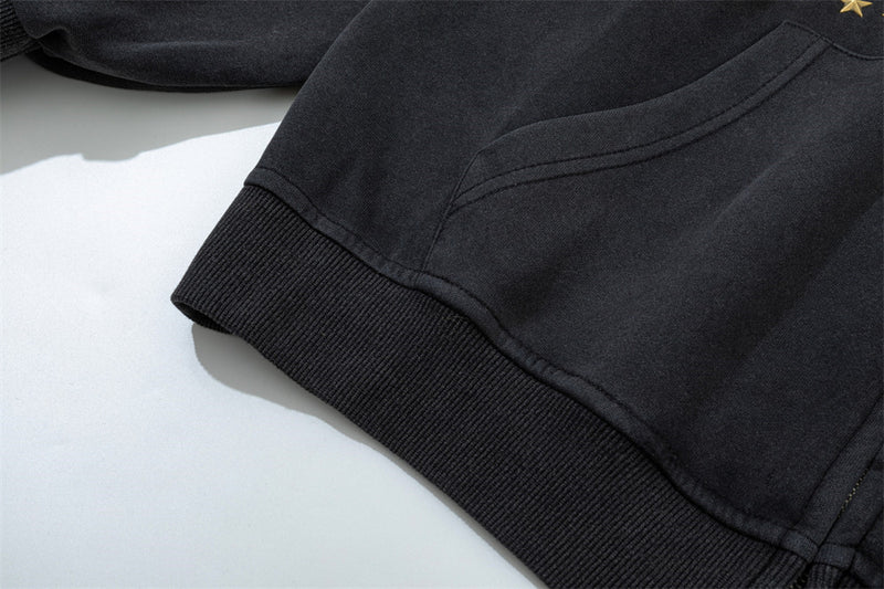 Sudadera con cremallera, capucha con ribete de pelo sintético y bordado de estrellas doradas — Streetwear para hombre