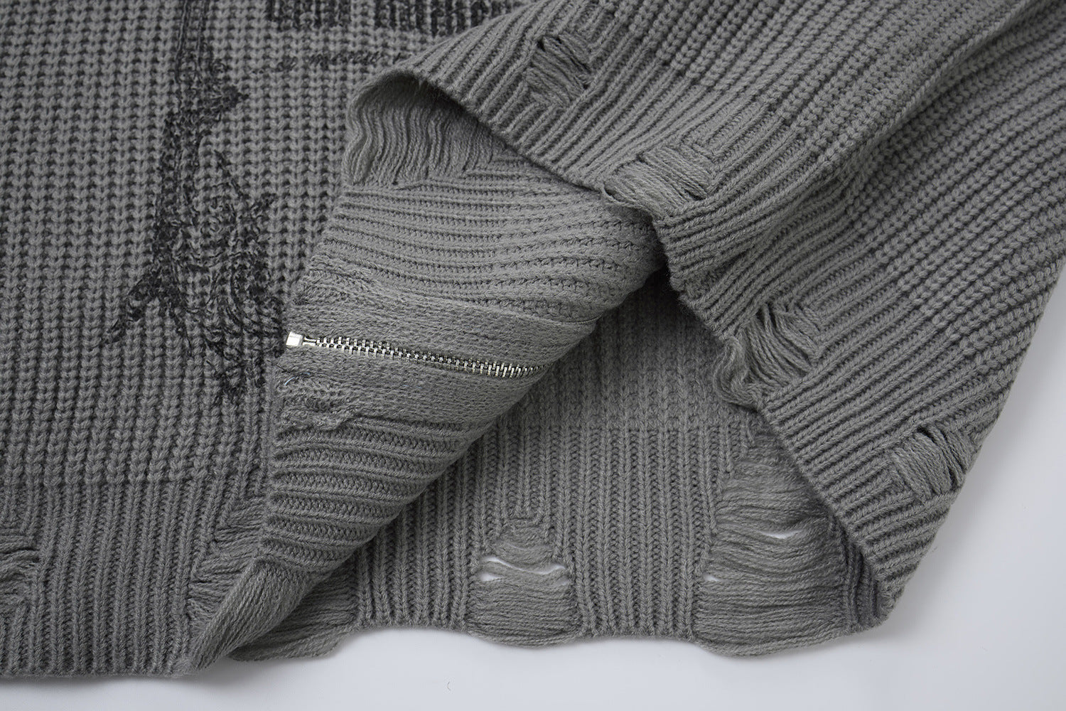 Pull col montant zippé en maille gothique à croix imprimée et effet usé