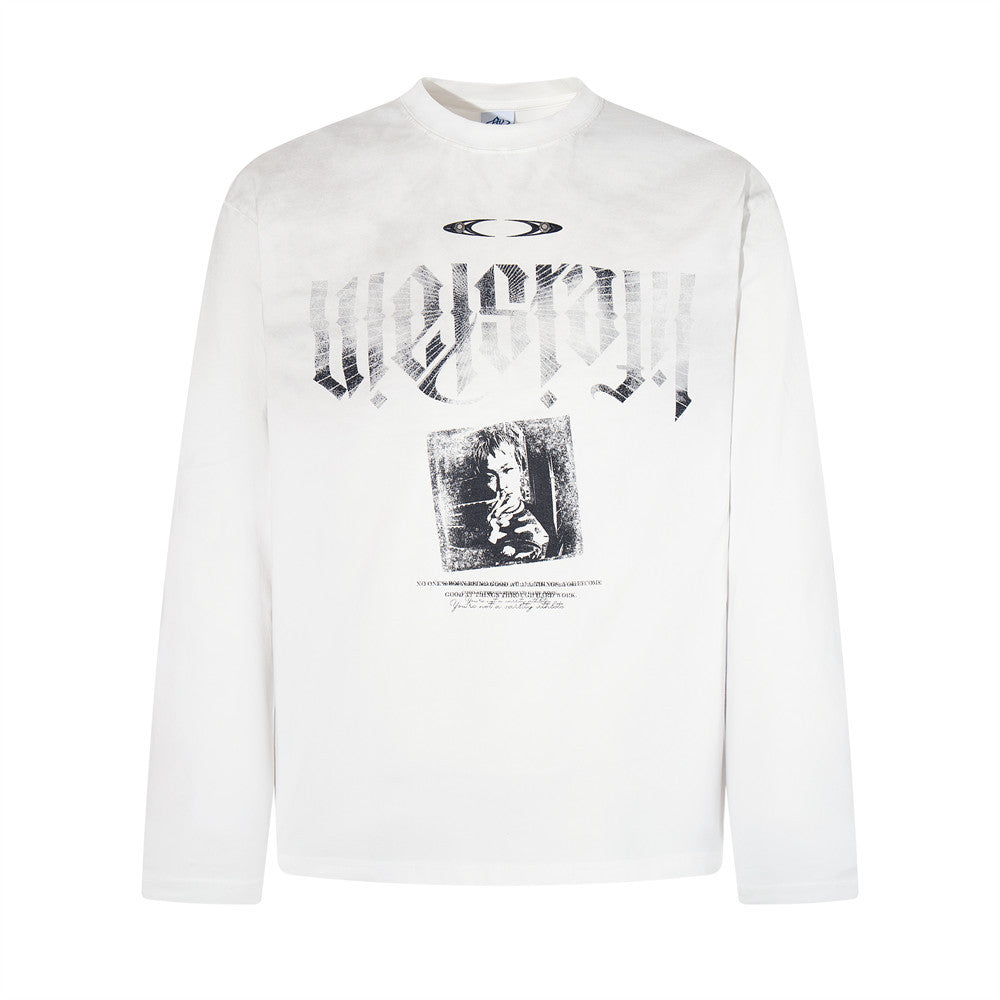 Oversized-Langarmshirt für Herren mit Rundhalsausschnitt, gotischem Grafikprint, Blackletter-Schriftzug und Halbtonfigur auf der Brust in Weiß