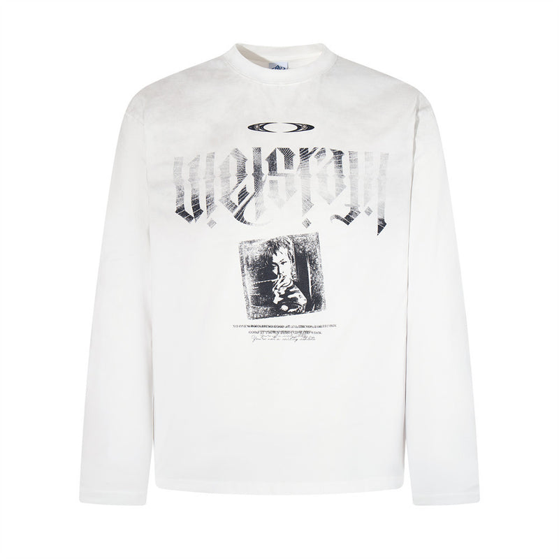 Oversized-Langarmshirt für Herren mit Rundhalsausschnitt, gotischem Grafikprint, Blackletter-Schriftzug und Halbtonfigur auf der Brust in Weiß