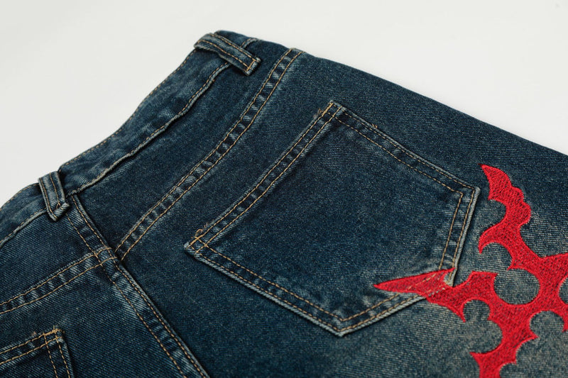 Jean délavé foncé baggy à jambes larges avec broderie gothique rouge