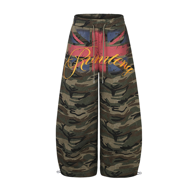 Camouflage-Sweatpants mit weitem Bein, Used-Union-Jack-Motiv und goldenem Schriftzug-Print auf dem Vorderteil