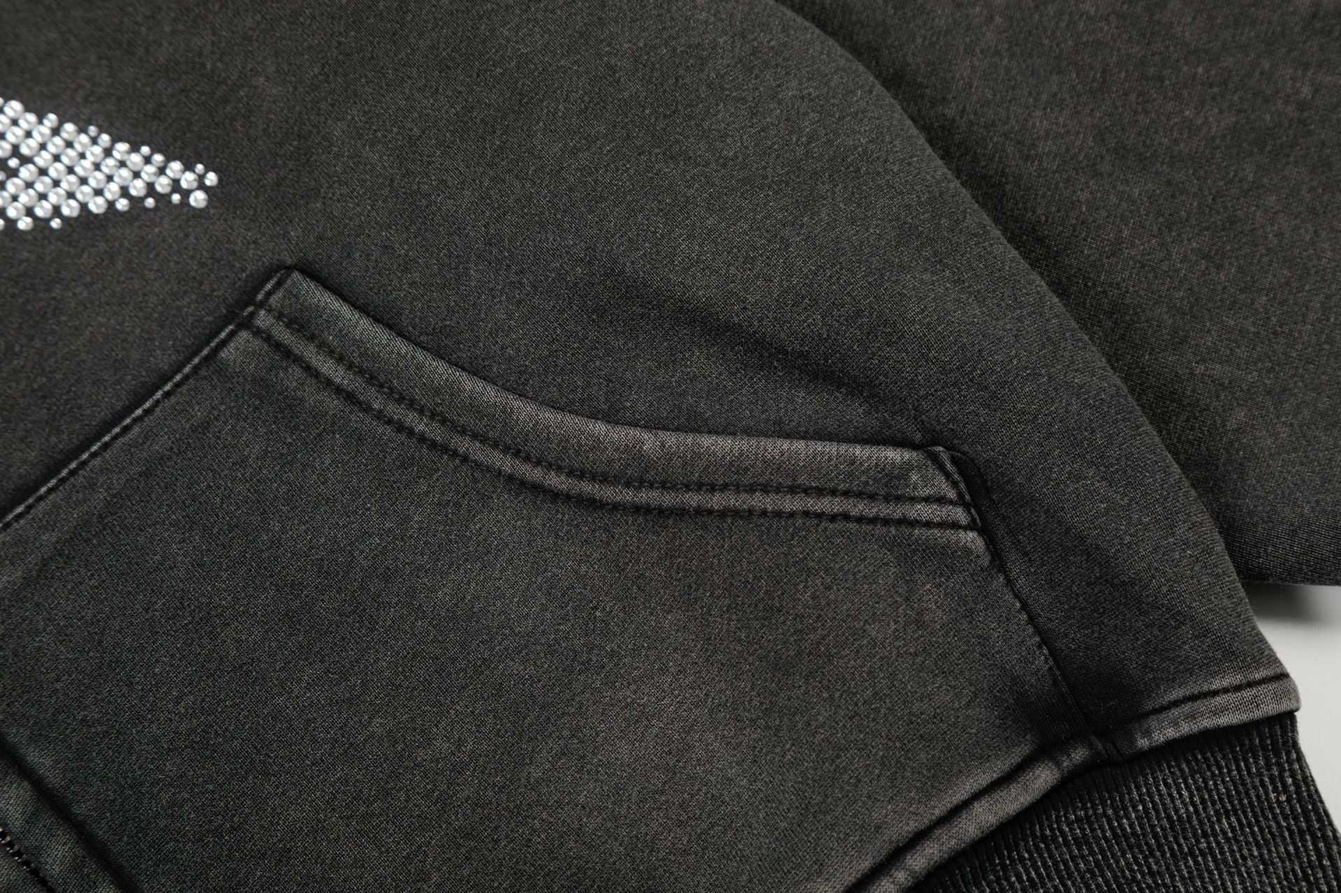 Sweat à capuche zippé Y2K délavé à l’acide avec étoiles doubles en strass – Coupe courte