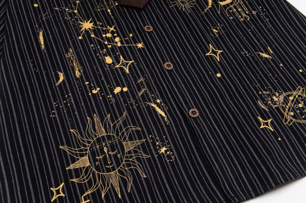 Camisa de vestir de manga corta – Estampado celestial de galaxia, raya diplomática con mini corbata incorporada