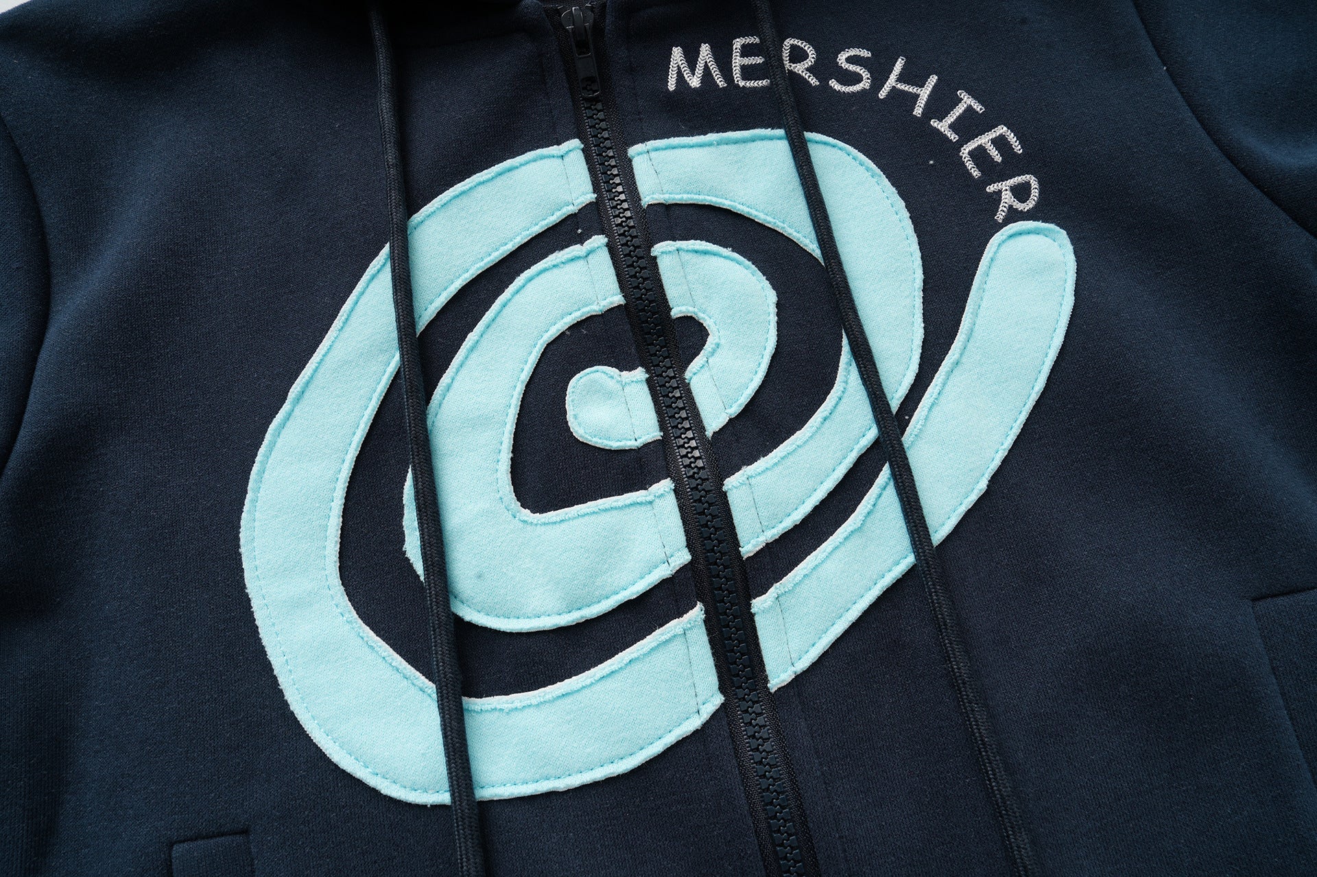 Mershier スパイラルグラフィック ジップアップ クロップドフーディー