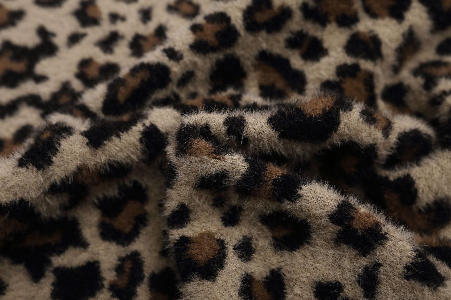 Zip-Jacke aus Leo-Fleece – Oversized-Fuzzy-Bomber mit Fronttaschen