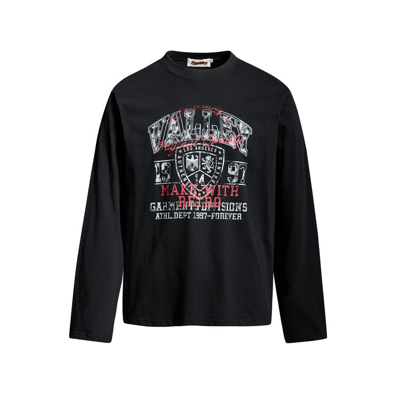 ブラックのメンズ長袖クルーネックTシャツ。ダメージ加工の「Valley」レトロなバーシティグラフィックプリント、正面 view