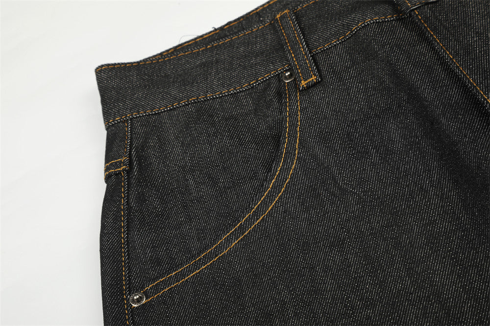 Jean homme à jambes larges – Denim noir, poches arrière cloutées et revers Union Jack