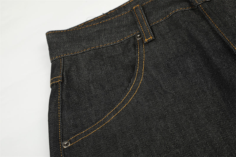 Jean homme à jambes larges – Denim noir, poches arrière cloutées et revers Union Jack