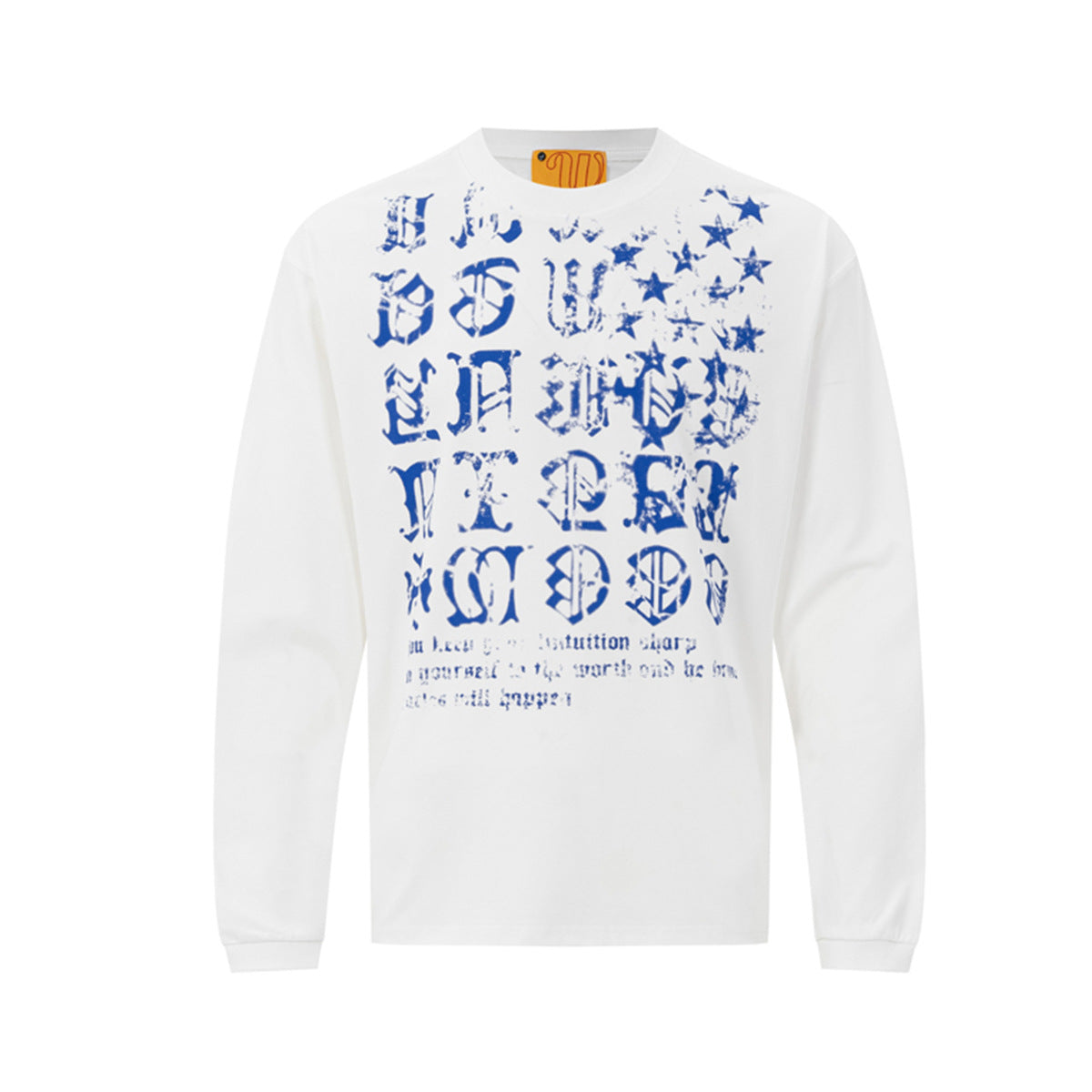 T-shirt blanc à manches longues et col rond, imprimé lettres gothiques et étoiles bleus effet usé sur la poitrine