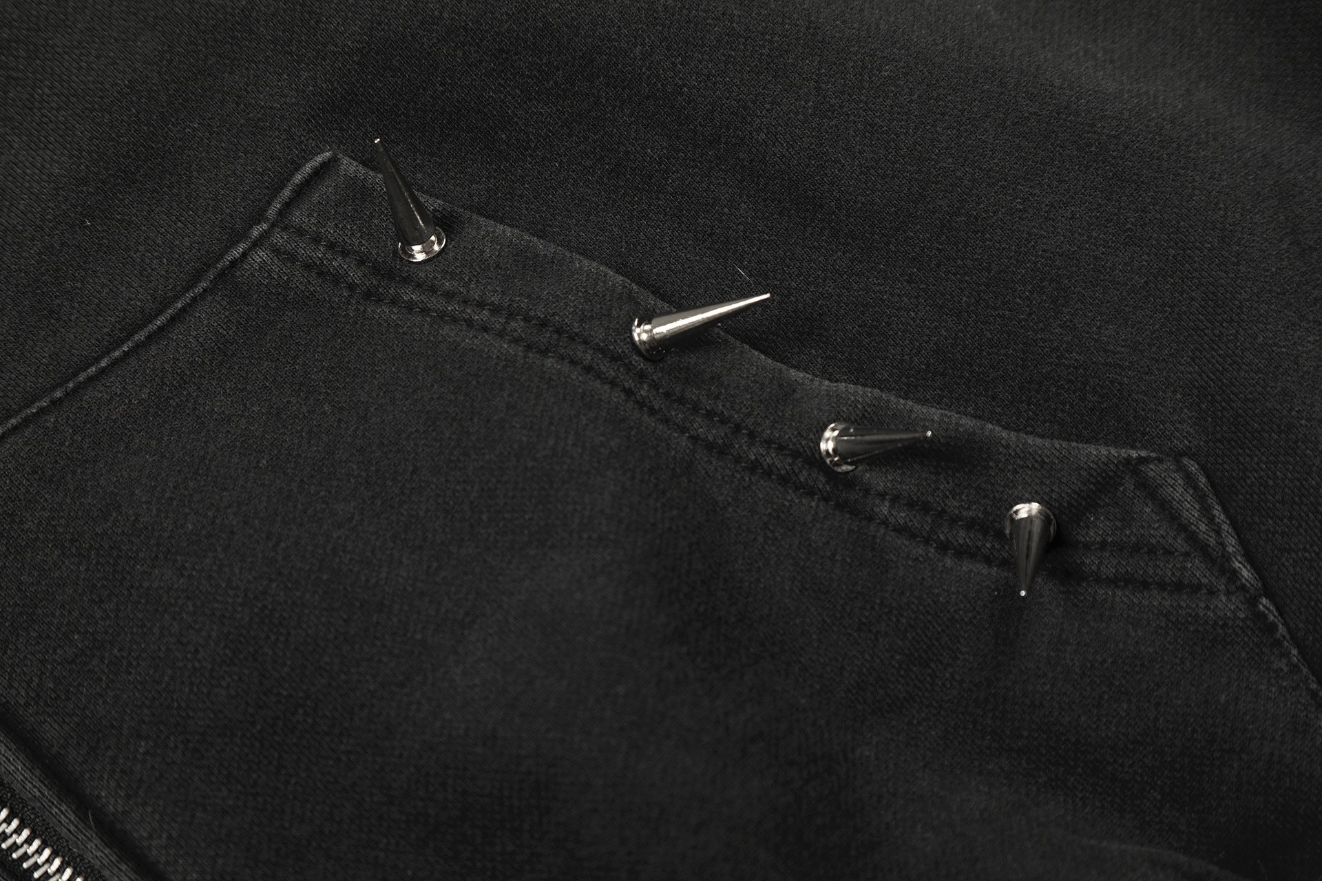 Hoodie noir zippé avec pointes métalliques et fini délavé — Streetwear heavy metal