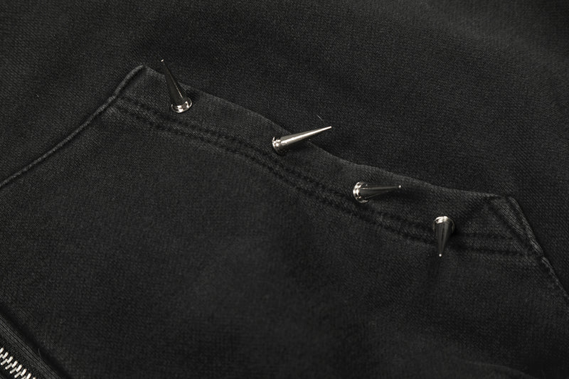 Hoodie noir zippé avec pointes métalliques et fini délavé — Streetwear heavy metal