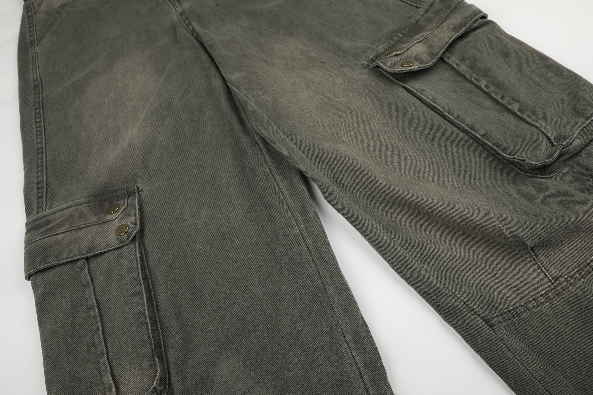 Wide-Leg Cargo Jeans – Washed Denim, Straight-Fit with Multi-Pocket Detail