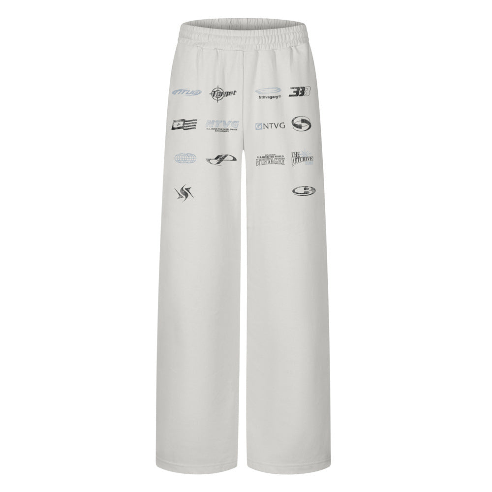 Herren-Sweatpants mit weitem Bein und Multi-Logo-Grafikprint auf den Vorderseiten, abgebildet in Hellgrau und Schwarz