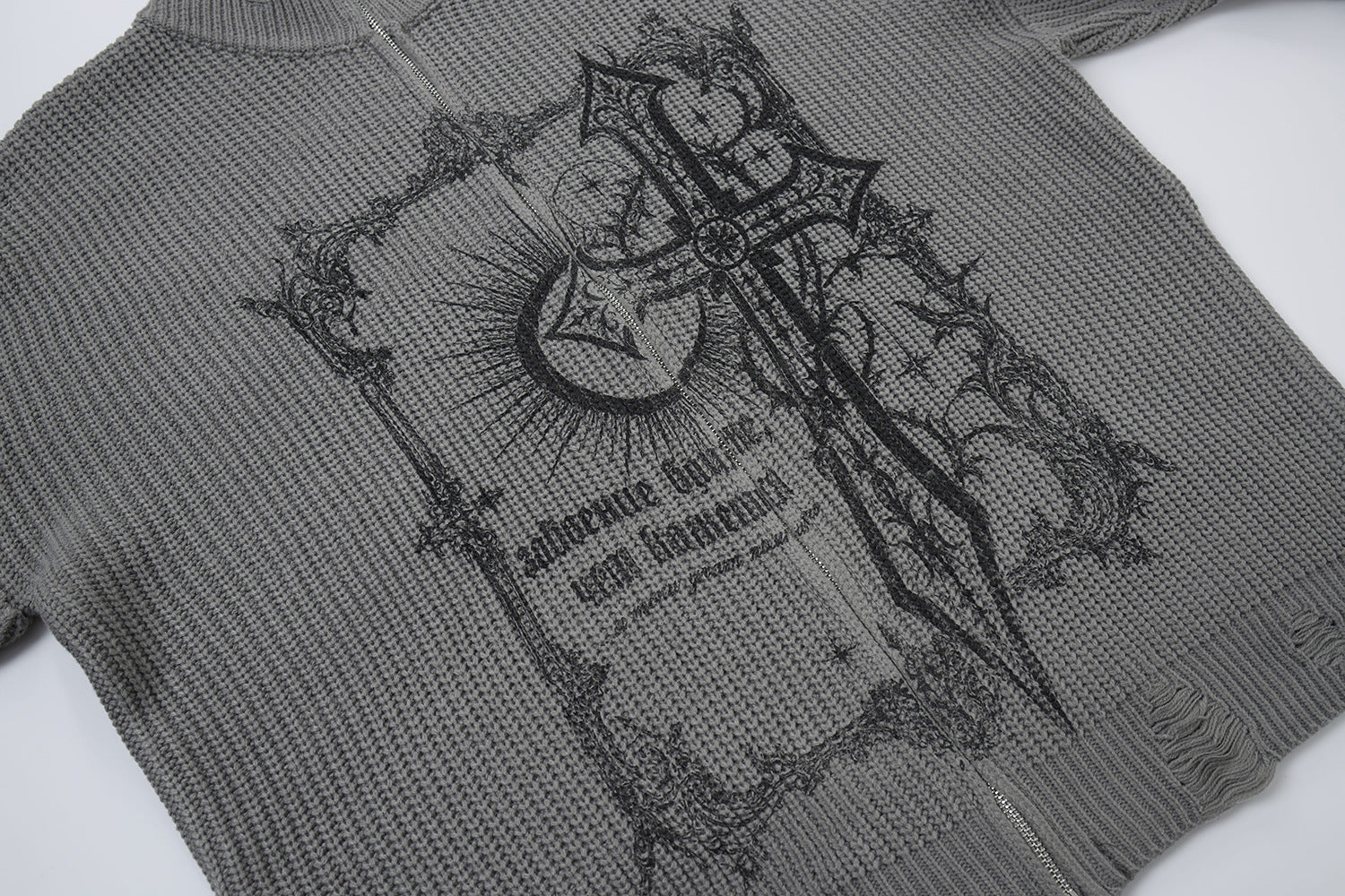 Pull col montant zippé en maille gothique à croix imprimée et effet usé