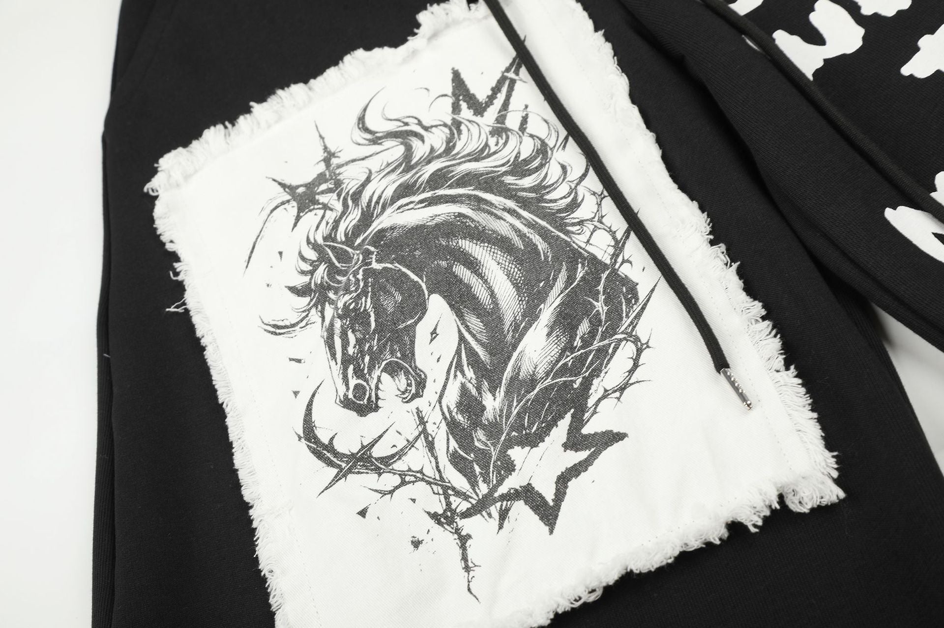 Pantalon de survêtement à jambes larges avec écusson licorne et imprimé graffiti – Streetwear noir