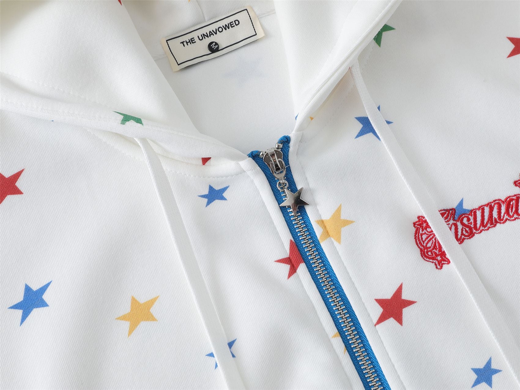 Hoodie mit Allover-Regenbogen-Sternenprint, Reißverschluss und kontrastierenden blauen Details