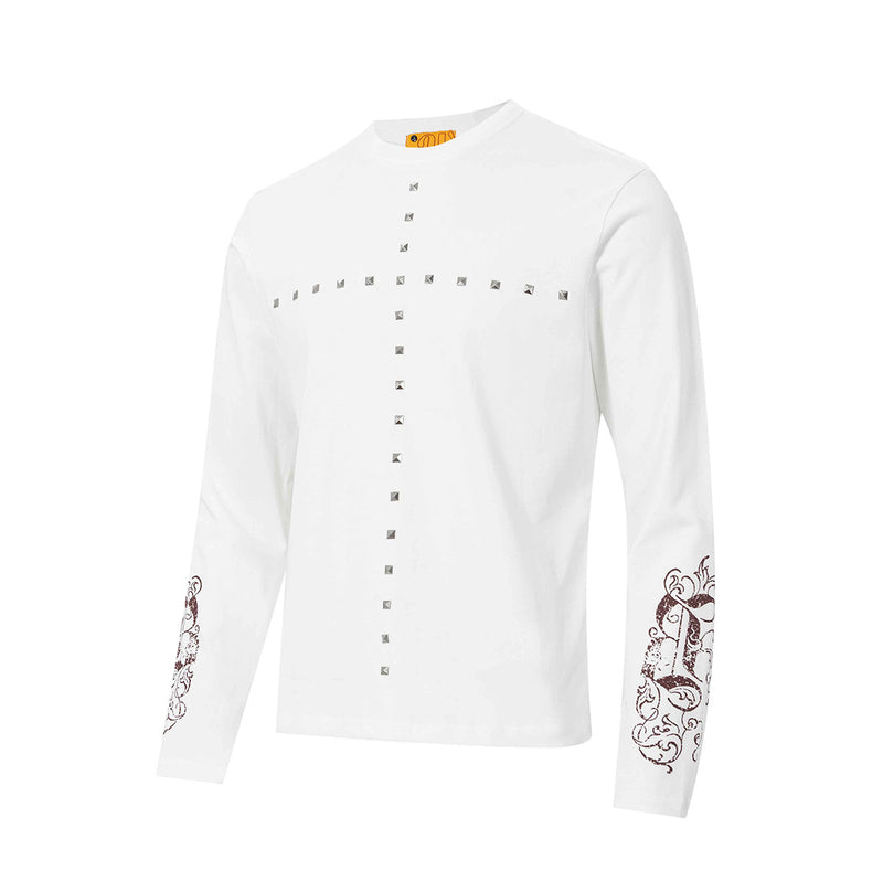 Camiseta de manga larga con cruz de tachuelas y estampado de calaveras en las mangas