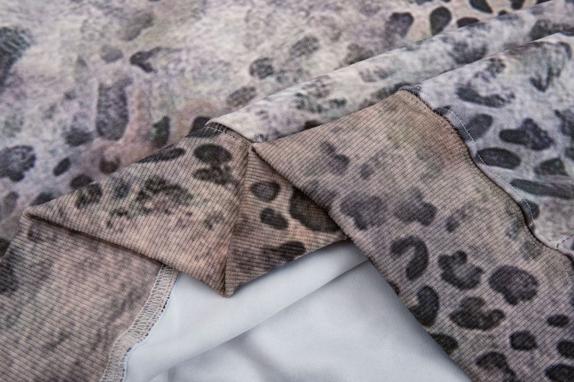 Oversized Hoodie mit Leopardenprint – Another-World-Grafik im Streetwear-Stil