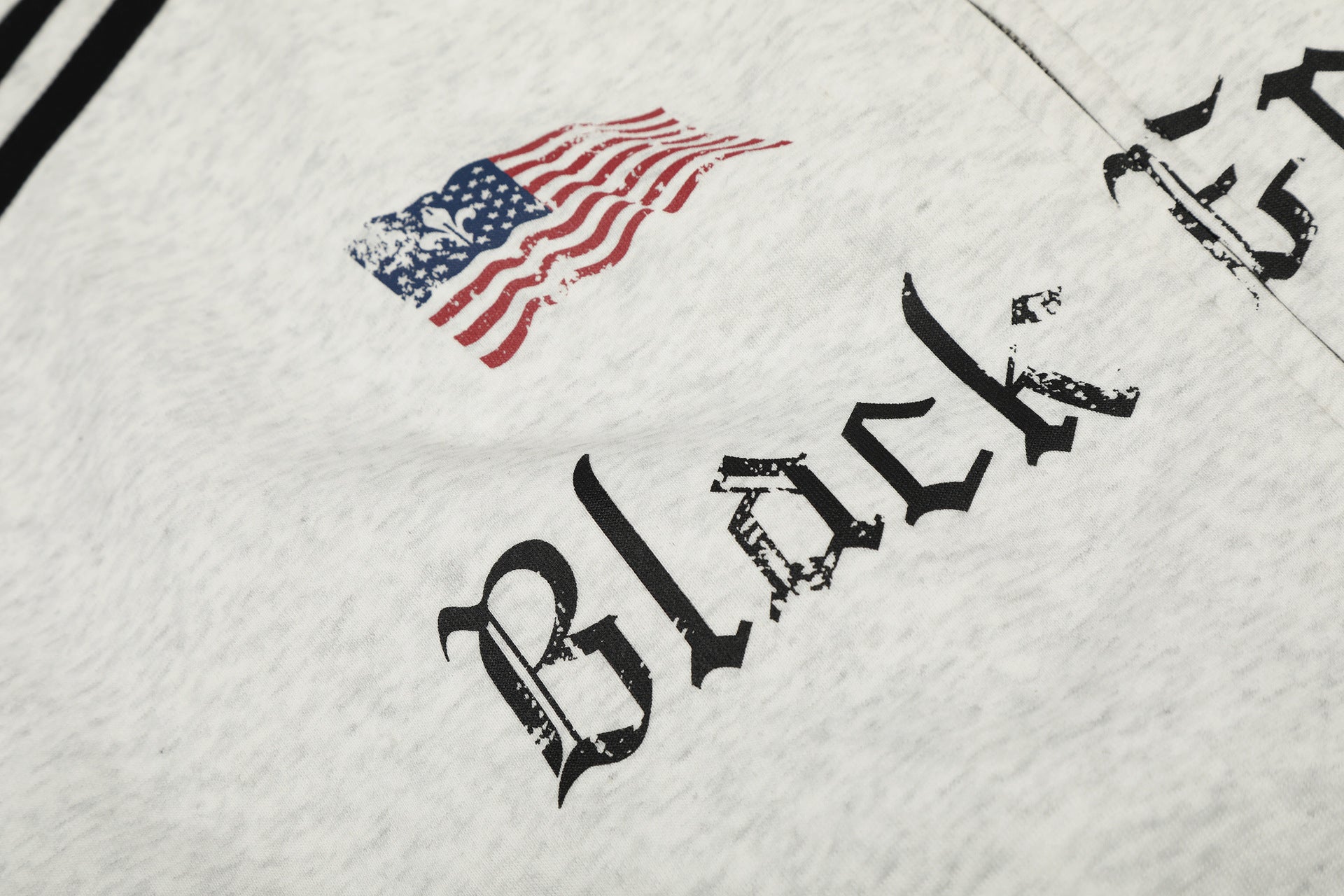 Veste de survêtement noire Black Energy à col montant et zip intégral, manches rayées et croix imprimée