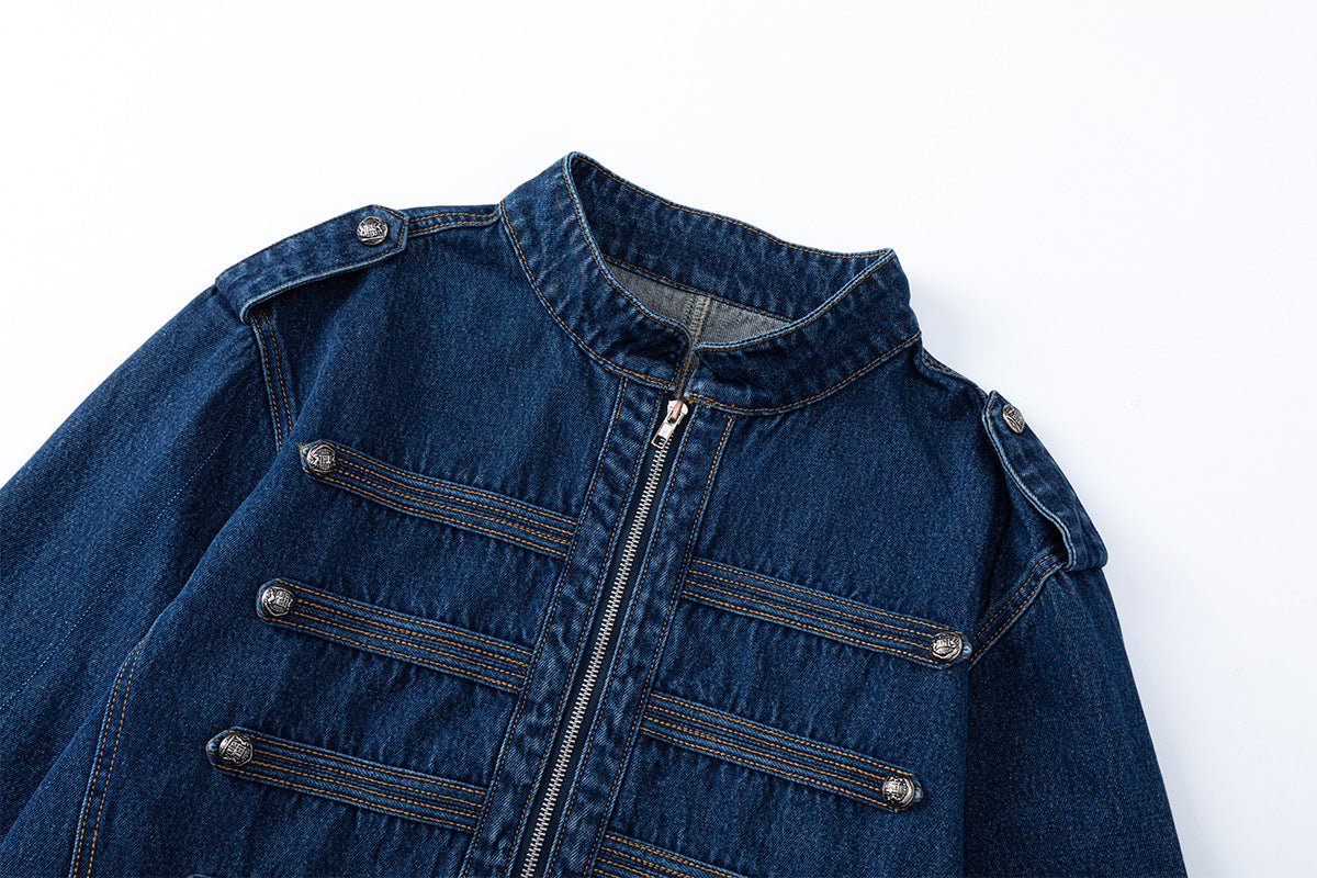 Veste en jean bleu foncé à col montant style militaire avec boutons décoratifs