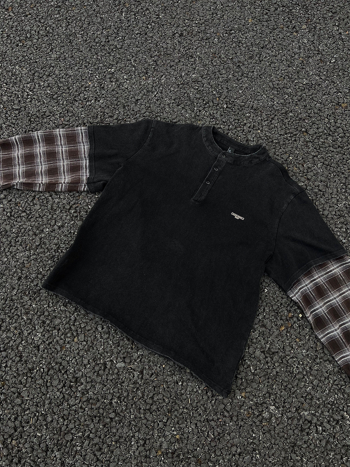T-shirt Henley manches longues à effet superposé, à carreaux et délavé – Chemise streetwear oversize