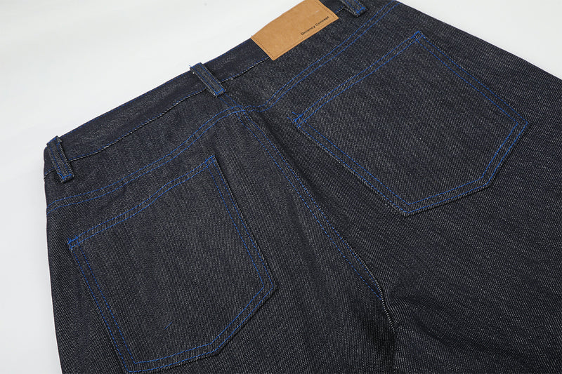 Jean baggy à jambes larges avec broderie bleue effet script et fil barbelé