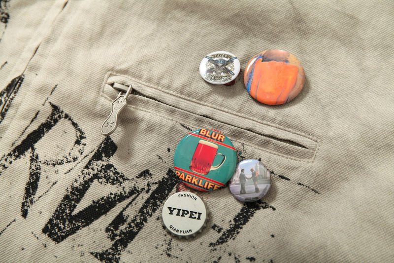 Veste zippée à imprimé graphique – Coton délavé effet usé, col violet et badge