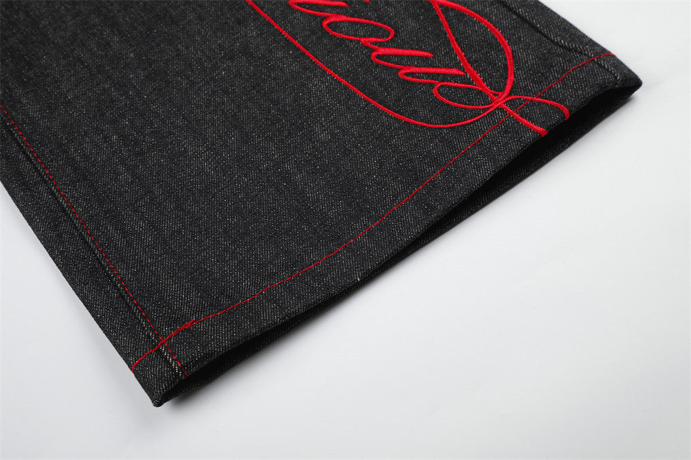 Jean à jambes larges – Denim noir avec surpiqûres rouges contrastantes et broderie script