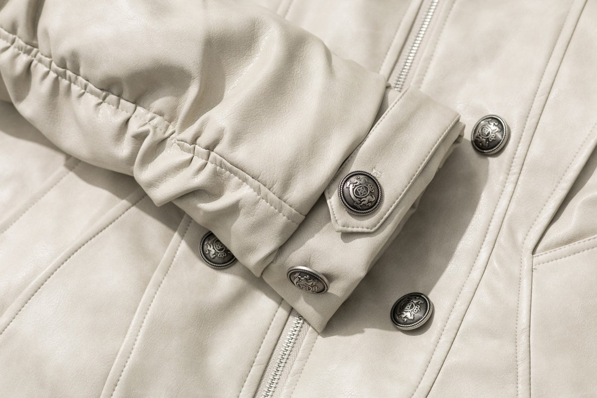 Veste matelassée en similicuir avec col en fausse fourrure et boutons croisés