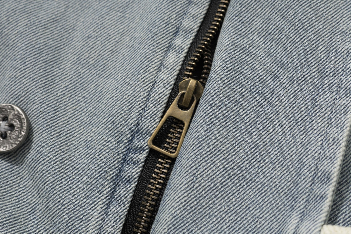 Herren-Bomberjacke aus hellblauem Denim mit Kunstfellkapuze