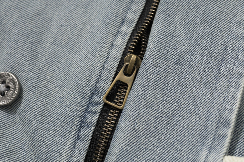 Herren-Bomberjacke aus hellblauem Denim mit Kunstfellkapuze