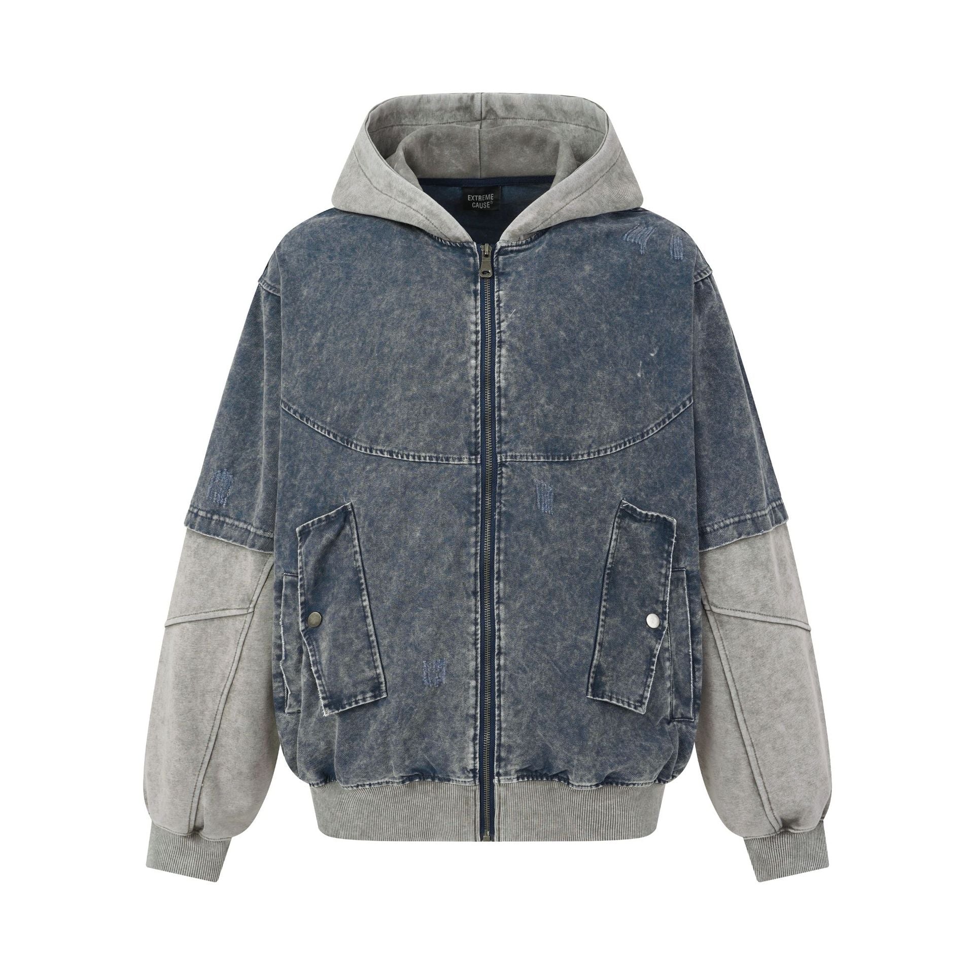 Chaqueta bomber extragrande con capucha, efecto lavado ácido y diseño bicolor, con mangas a contraste y bolsillos utilitarios con solapa, vista frontal